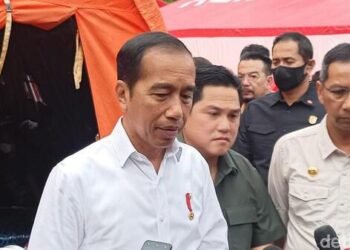 Presiden RI Joko Widodo saat meninjau lokasi kebakaran Depo Pertamina Plumpang (Foto: detikcom)