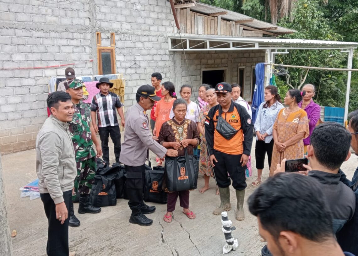 Muspika Ngantang, meninjau kondisi masyarakat Dusun Ganten, mengalami musibah tanah gerak. ( suara gong/mf)