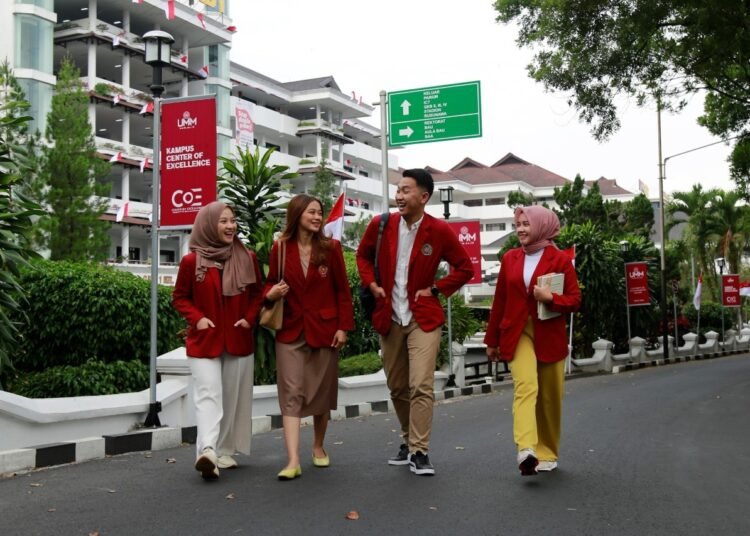 Calon pemimpin masa depan, mahasiswa UMM siap menimba ilmu sebanyak mungkin di kampusnya. ( suara gong/ist)