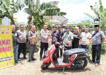 Polsek Singosari menyerahkan motor pada pemiliknya. ( suara gong/ist)