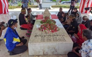 Gaes !!! Peringati Hari Musik, FPK Jatim Ziarah Makam WR. Soepratman