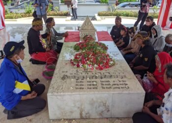 Rombongan yang dipimpin oleh Ketua FPK Jatim, Ki Bagong Sabdo Sinukarto sebelumnya mengikuti nyanyi bersama Lagu Indonesia Raya 3 Stanza.