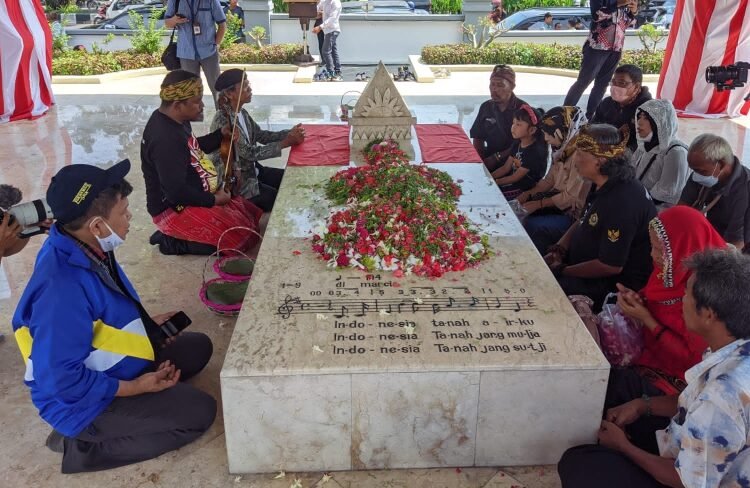 Rombongan yang dipimpin oleh Ketua FPK Jatim, Ki Bagong Sabdo Sinukarto sebelumnya mengikuti nyanyi bersama Lagu Indonesia Raya 3 Stanza.