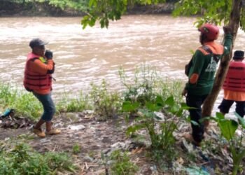 Tim SAR sedang berusaha mencari keberadaan Agung Pribadi Romadhon. ( suara gong/ist)