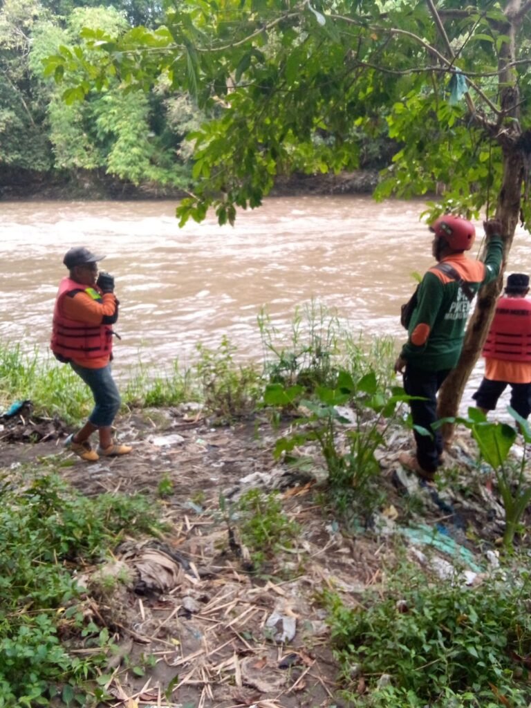 Gaes !! Terseret Arus Sungai, Tiga Hari Cari Agung Belum Ditemukan