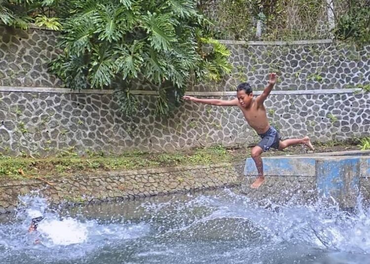 Seorang anak mandi sumber Binangun Kota Batu (ist)