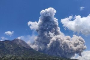 Gaes !!! Gunung Merapi Muntahkan Awan Panas, Bagaimana Nasib Warga?