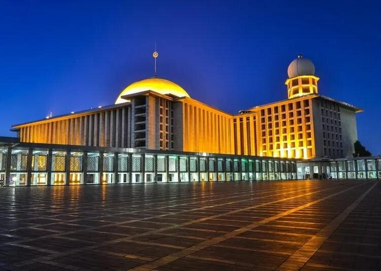 Masjid Istiqlal merupakan salah satu masjid terbesar di Indonesia (Foto: okezone.com)