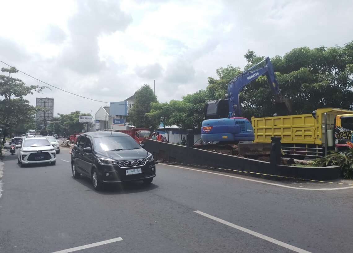 RekananPemkot Batu sedang membongkar media Jalan Dewi Sartika. (suara gong/ist)