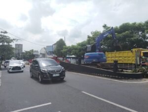 Gaes !!! Median Jalan Dewi Sartika Kenapa Dibongkar?