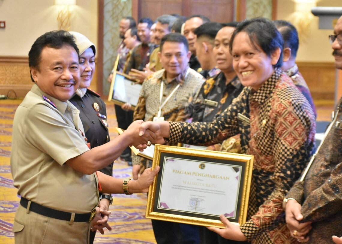 Kepala Dinas Perumahan dan Permukiman Kota Batu, Bangun Yulianto menerima penghargaan dari BPN. (memo x/ist)