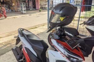 Gaes !!! Kebiasaan Gantung Helm di Spion Motor, Lihat Efek Buruknya