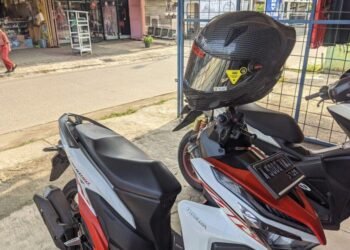 Tapi tahukah kamu jika kebiasaan gantung helm ini dapat memiliki efek yang buruk bagi helm dan spion sepeda motor?