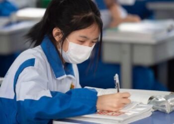 Seorang siswa di China yang sedang belajar dan masih menggunakan masker di lingkungan sekolah (Foto: tempo.co)