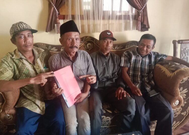 Koordinator Perjuangan Tanah Kalibakar H.Fasyol bersama beberapa warga (ist)