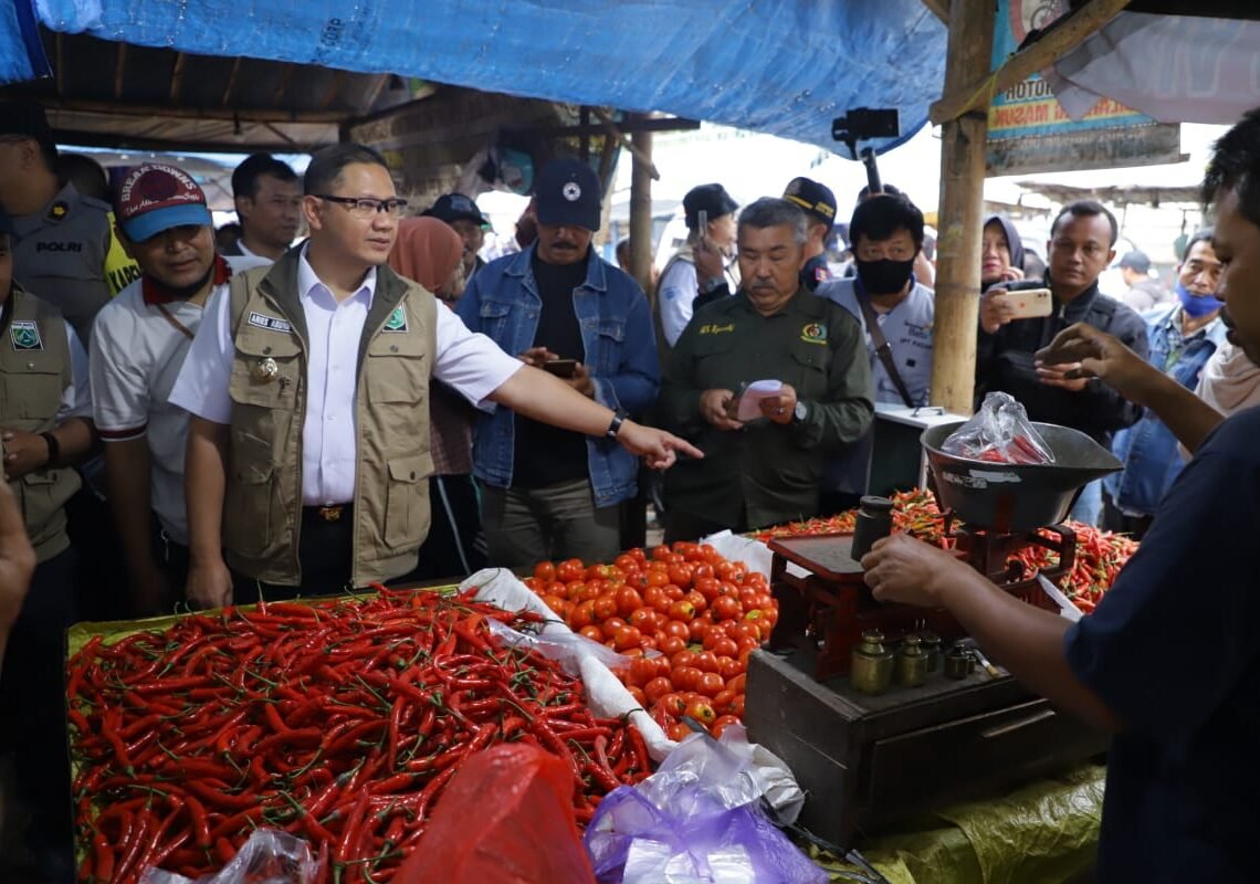 Pj Walikota Batu Aries Agung Paewai meninjau harga bahan pangan di Pasar Penampungan, Kota Batu. ( ist)