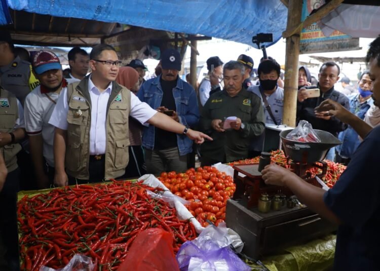 Pj Walikota Batu lakukan operasi pasar mengingat jenjelang Ramadhan harga kebutuhan pokok di Kota Batu rata-rata stabil.