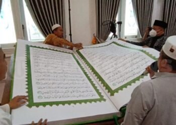 Salah satu tradisi baik yang dilakukan masyarakat muslim adalah tadarus Alquran. Namun ada yang unik karena adanya Al-Qur'an raksasa.