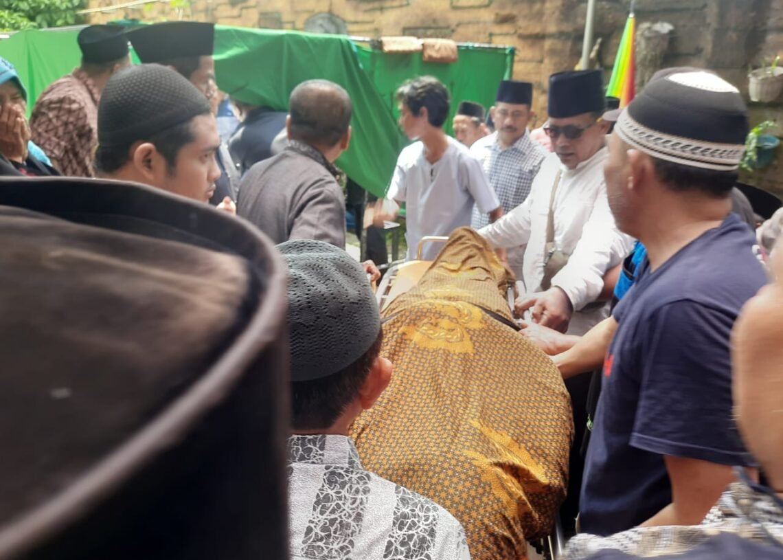 Almarhum sesaat setelah diturunkan dari mobil jenazah RS Syaiful Anwar Malang.