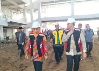 Gubernur Jatim Khofifah Indar Parawangsa melihat kondisi bangunan Pasar Induk Among Tani, Kota Batu. (Ist)