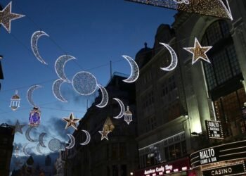  London, menjadi kota di Eropa yang pertama menampilkan festival lampion Ramadan ini. Dinyalakan di area Piccadilly Circus, London, Inggris.