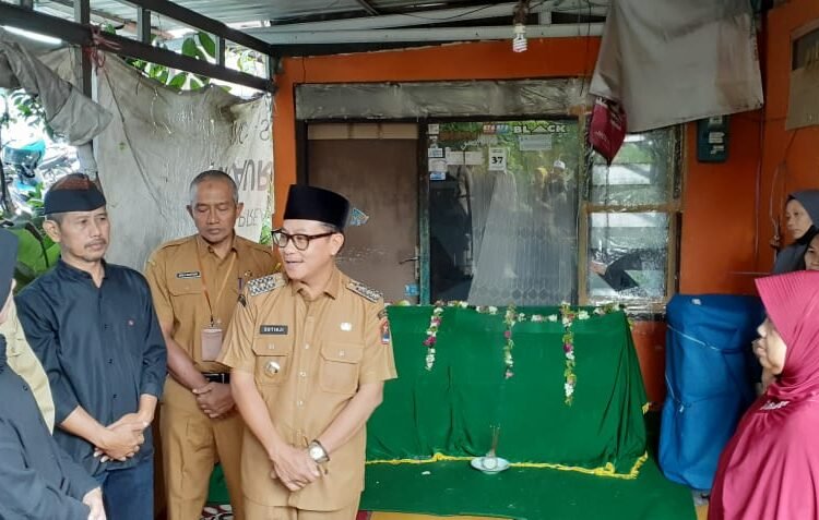 Walikota Malang Sutiaji menjadi imam sholat jenazah Yonhki Irawan. ( ded)