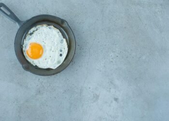 Telur ceplok, salah satu menu sahur sederhana bagi anak kos (Foto: freepik)