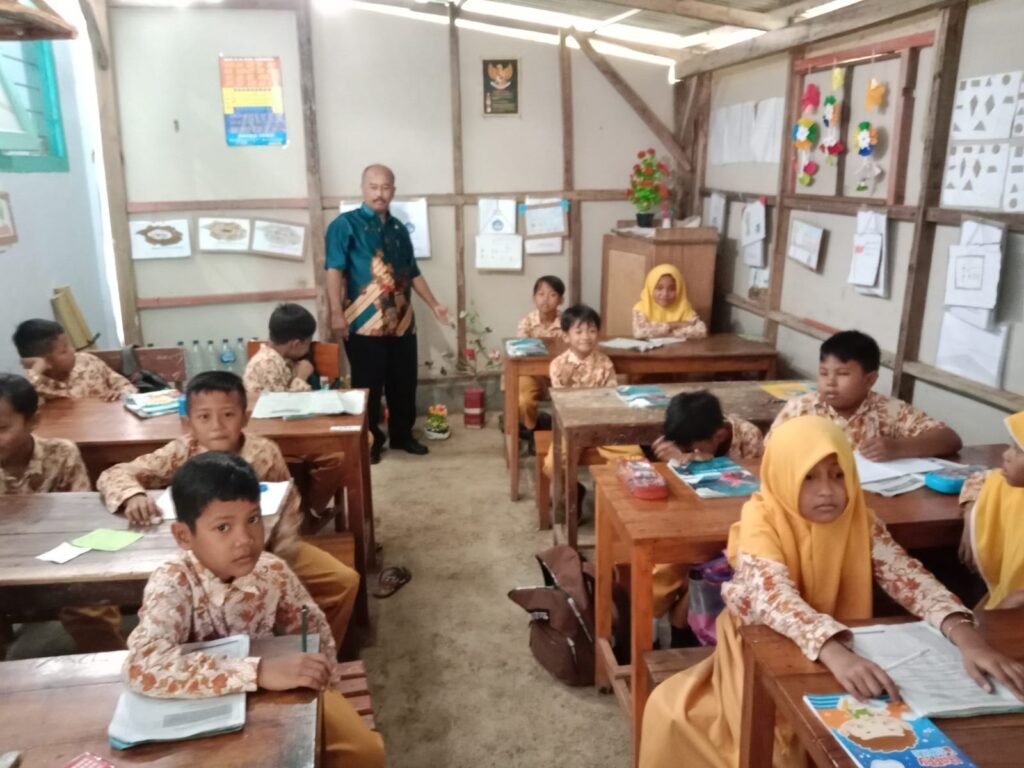 Sebanyak 18 siswa kelas 3 di SDN 4 Gajahrejo Kabupaten Malang hingga saat ini masih tetap menempati satu Ruang Belajar (Rumbel) darurat