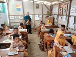Gaes !!! SDN 4 Gajahrejo Kurang Kelas, Siswa Belajar di Ruang Darurat