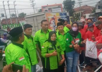 menjelang berbuka puasa, dikawasan Gladser Kota Probolinggo tampak berderet Ormas Tapal Kuda Nusantara (TKN) membagikan takjil buka puasa