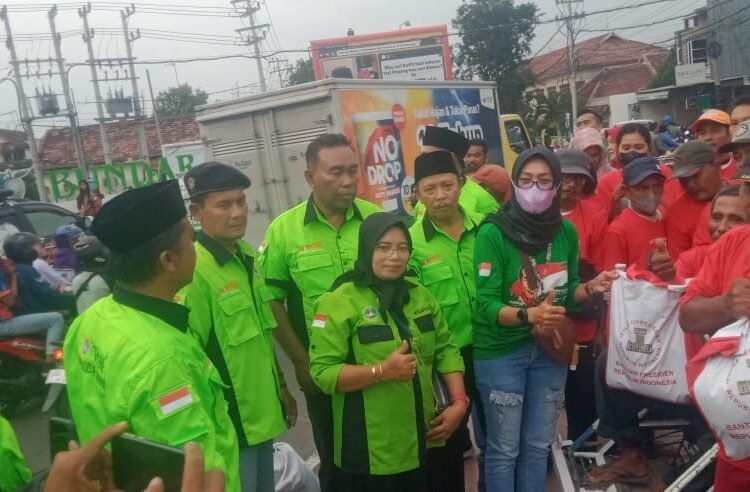 menjelang berbuka puasa, dikawasan Gladser Kota Probolinggo tampak berderet Ormas Tapal Kuda Nusantara (TKN) membagikan takjil buka puasa