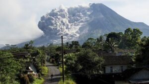 Gaes !!! Dahsyat, Gunung Merapi Kembali Luncurkan 6 Kali Awan Panas