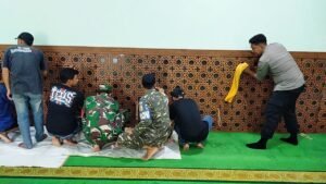 Gaes !!! TNI, Polri, dan Aremania Bersihkan Masjid Sambut Ramadan