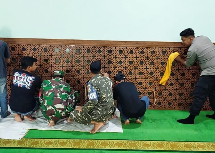 Puluhan personel Kepolisian bergabung bersama TNI, Aremania, Banser, dan warga masjid yang dikenal dengan Masjid Bungkuk oleh warga sekitar.