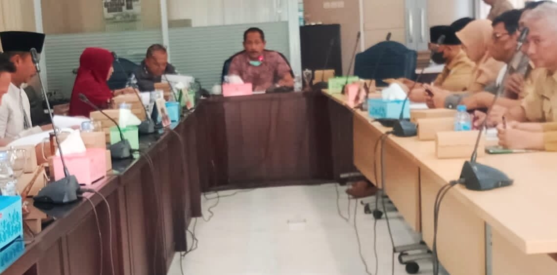 RDP Komisi III DPRD Kota Probolinggo bersama DPUPR-Perkim meminta agar hibah fisik tidak tebang pilih.