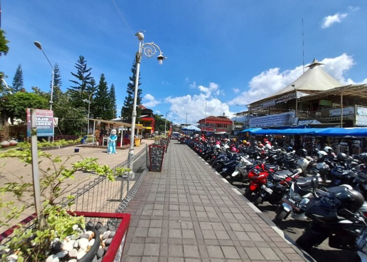 Kawasan alun-alun Kota batu setiap akhir pekan dipadati wisatawan. (suara gong/mf)