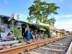 Gaes !!! Ngopi Dekat Rel Kereta Api, Aman Atau Enggak Sih ?