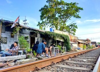 Suasana perkopian Selak Kopi dengan konsep di tepi rel kereta api (Foto: Instagram/Selak Kopi).