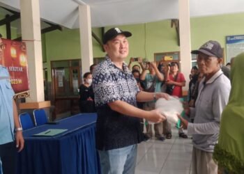 CEO PT Berdikari Jaya Bersama (BJB) Yuwie Santoso bagi-bagi ribuan paket sembako kepada warga Kota Probolinggo, berbagi berkah Ramadan.