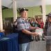 CEO PT BJB Yuwie Santoso secara simbolis menyerahkan paket sembako beras kepada warga Kedungasem.