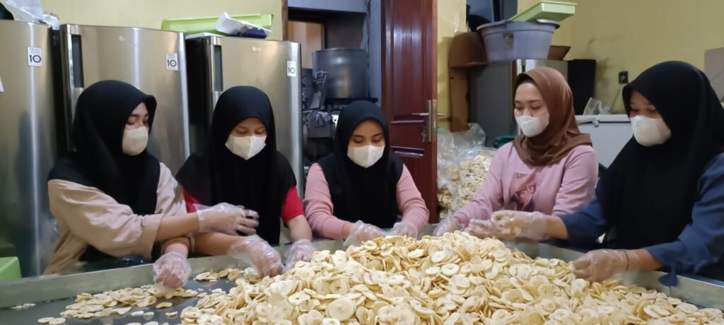 Keripik apel yang menjadi khas Kota Batu meningkat orderannya jelang Idul Fitri, peningkatan orderan sebenarnya tidak seramai tahun lalu.