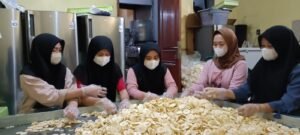 Gaes !!! Jelang Lebaran, Pengusaha Keripik Apel Banjir Orderan