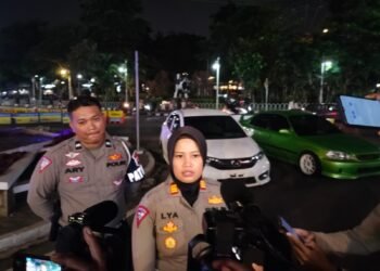 Kasat Lantas Polres Batu AKP Lya Ambarwati di lokasi balap liar untuk mengamankan pelakunya. (Ist)