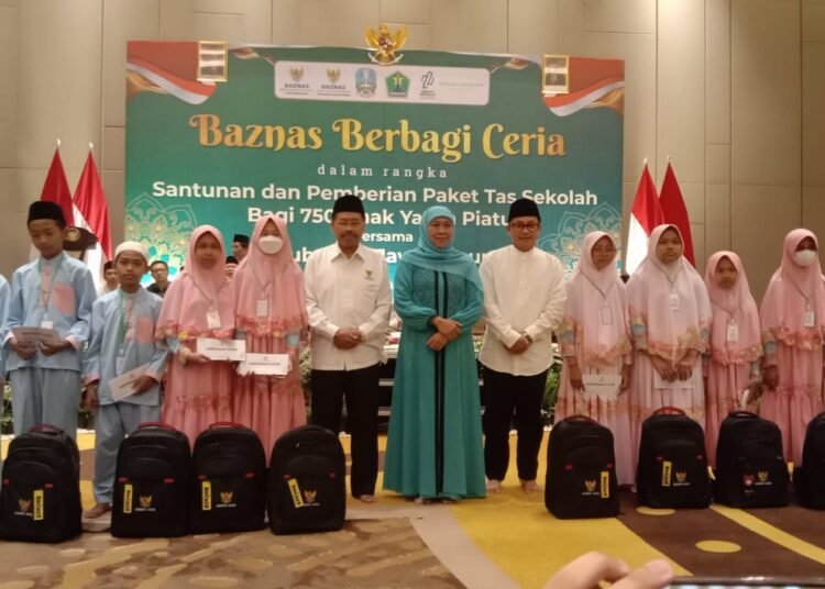  Gubernur Jatim menghadiri acara Baznas Berbagi Ceria dalam rangka pemberian paket tas sekolah bagi dan santuni 750 anak yatim piatu