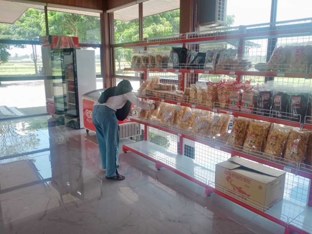 Gaes !!! Jelang Idul Fitri, Kripik Singkong Lumba-Lumba Laris Manis