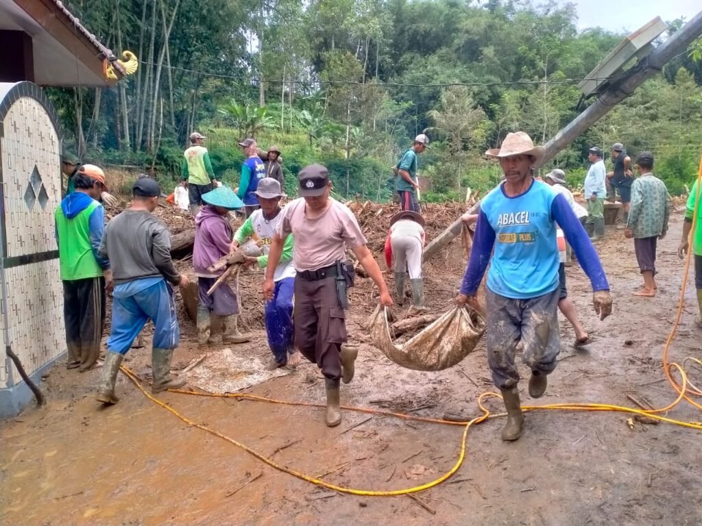 Gaes !!! Bekas Pembalakan Liar Terjang Permukiman Warga Ngantru