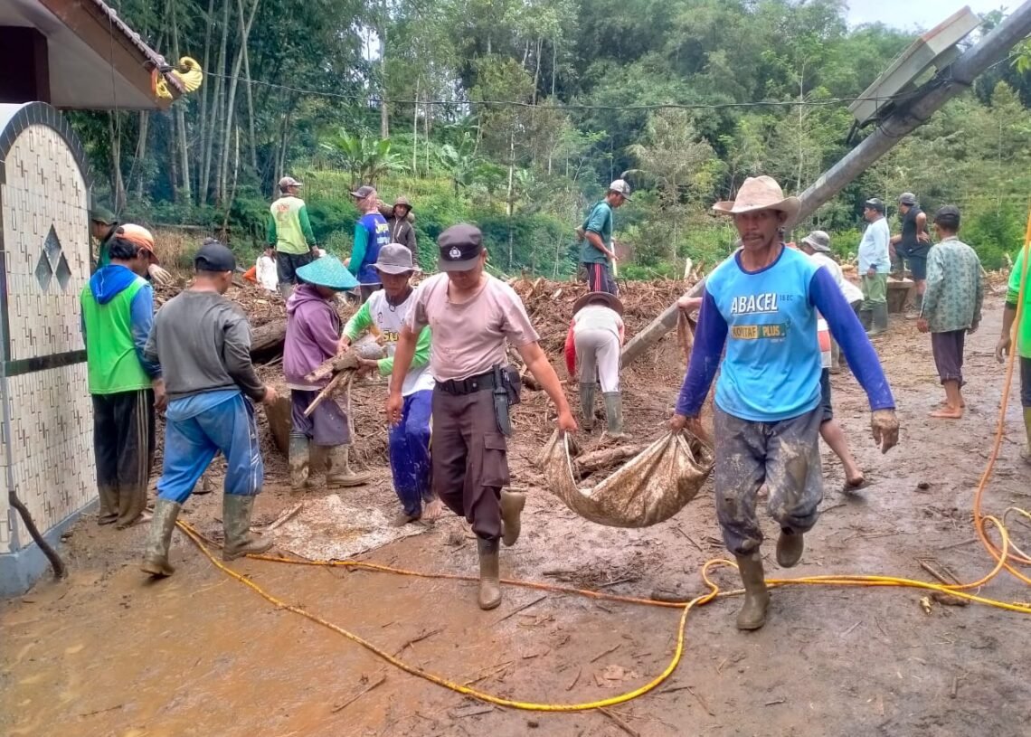 Proses evakuasi material kayu dari Banjir Bandang (rul)