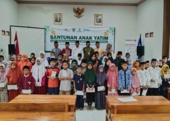 Kepala Kordinator Wilayah Dispendik Kecamatan Gedangan Tukiran S.Pd Bersama Wakil Ketua Pendistribusian Baznas Kabupaten Malang Nurhadi dan Perwakilan Siswa Yatim. ( ist)