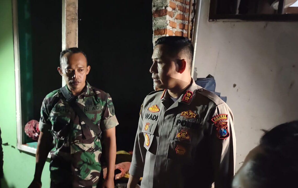 Kapolres Probolinggo Kota, AKBP. Wadi Sa'bani, bersama anggota TNI ,di lokasi kejadian (suaragong)