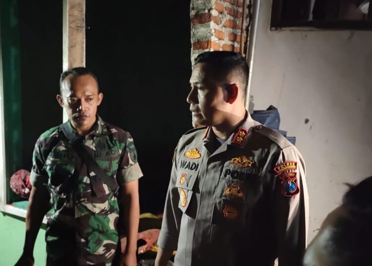 Kapolres Probolinggo Kota, AKBP. Wadi Sa'bani, bersama anggota TNI ,di lokasi kejadian (suaragong)